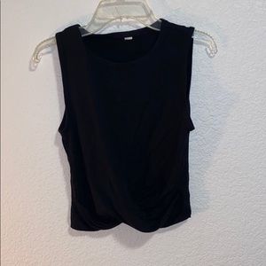 alo yoga black crop sleeveless crop workout tank.